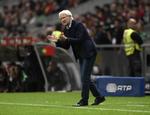 playoff. Landstræner Morten Olsen dirigerer de danske spillere i kampen mod Portugal. 