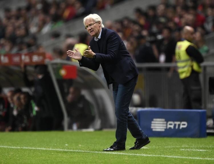 playoff. Landstræner Morten Olsen dirigerer de danske spillere i kampen mod Portugal. 