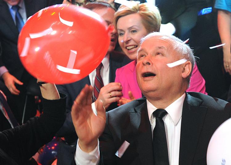 Sejr? Formanden for det polske parti Lov og Retfærdighed, Jaroslaw Kaczynski, står til at vinde landets parlamentsvalg på søndag. Her ses han under valgkampen op til det polske præsidentvalg i foråret, som partiet vandt. Nu fører de igen stort i meningsmålingerne. 