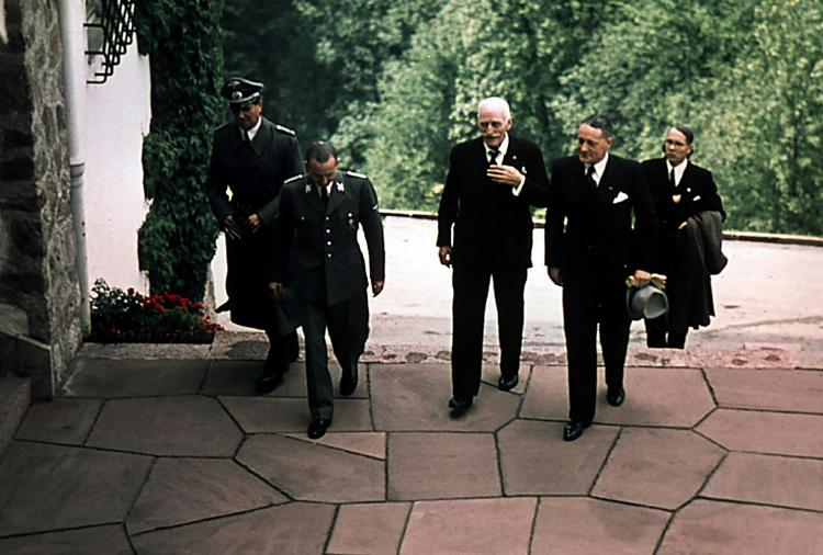 SKÆBNEMØDE. Knut Hamsun valgte i 1943 selv at møde Hitler i Bayern. Et møde, der er med til at placere ham som nazist, hedder det i ny Hamsun-biografi. 