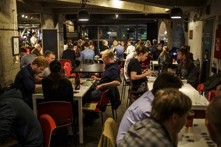 HYGGE. Brætspil er mere populært end nogensinde før. Her er det i Bastardcafeen i Magstræde. 