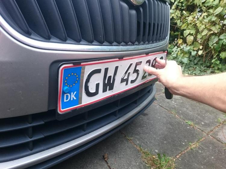 FASTGJORT. Nummerplader skal være skruet fast efter 15. november. Det er den her. Det kan man se på skruen i det blå felt. 