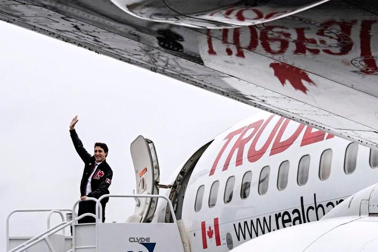 Junior. Den liberale leder Justin Trudeau fløj rundt under valgkampen, hvor han i de seneste meningsmålinger ligger en anelse foran den konservative premierminister, Stephen Harper. 