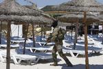 Blodigt. En tunesisk politiofficer undersøger stranden i Sousse, hvor et terrorangreb ramte i juni. Et højt antal turister omkom her, da terrorister åbnede ild på stranden. 