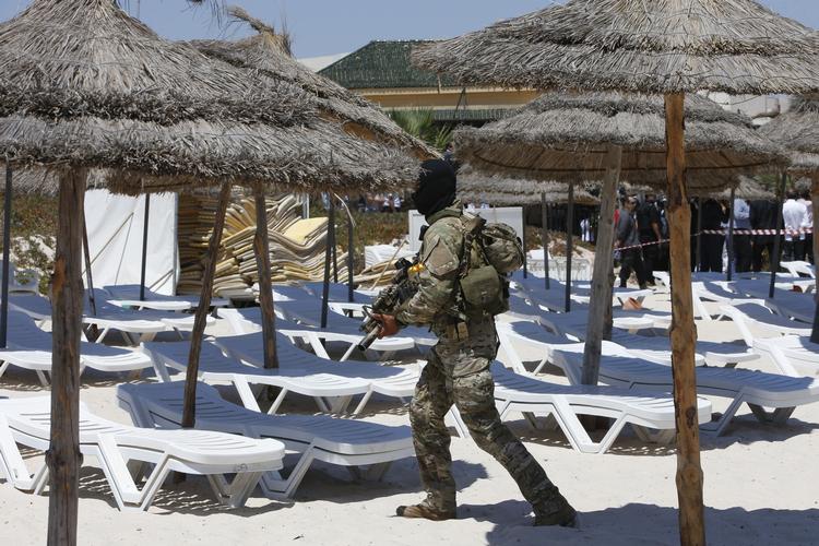 Blodigt. En tunesisk politiofficer undersøger stranden i Sousse, hvor et terrorangreb ramte i juni. Et højt antal turister omkom her, da terrorister åbnede ild på stranden. 
