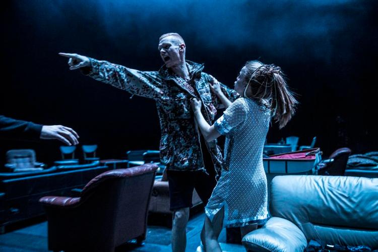 Kampklar. Hanbavianen Peter Plaugborg er tabernes konge i klinch med Signe Egholm Olsens lille seje strigle. 