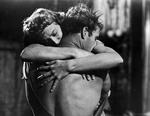 EROS. Marlon Brando og Kim Hunter er det unge gifte men umage par i New Orleans i filmen 'Omstigning til Paradis'. Deres lidenskabelige forhold forstyrres, da hendes storesøster Blanche kommer på visit hjemme fra plantagen. 