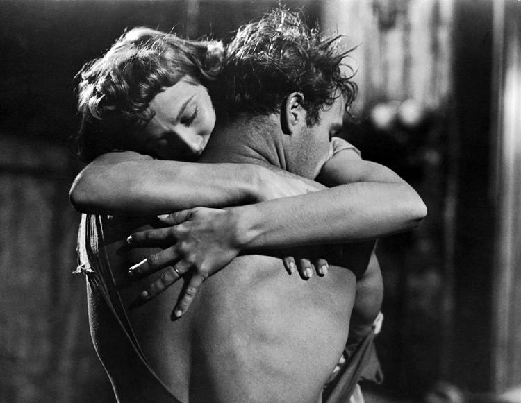 EROS. Marlon Brando og Kim Hunter er det unge gifte men umage par i New Orleans i filmen 'Omstigning til Paradis'. Deres lidenskabelige forhold forstyrres, da hendes storesøster Blanche kommer på visit hjemme fra plantagen. 