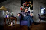På væggene. Hvis en forsikringsagent kom hjem til tv-værten Adrian Lloyd Hughes, ville han interessere sig meget lidt for de gamle møbler og til gengæld rigtig for de malerier af kendte, danske kunstnere, der hænger på væggene. 