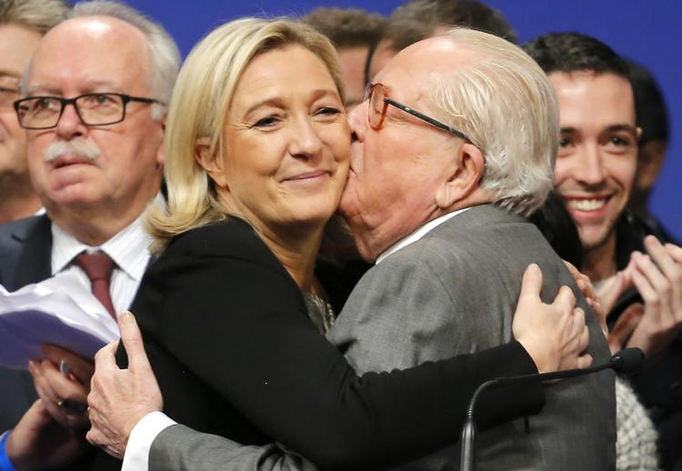 Relationer. Marine Le Pen kindkysses af faren Jean-Marie Le Pen, efter at datteren blev genvalgt som formand for Front National. Nu trækker Jean-Marie Le Pen sit kandidatur. 