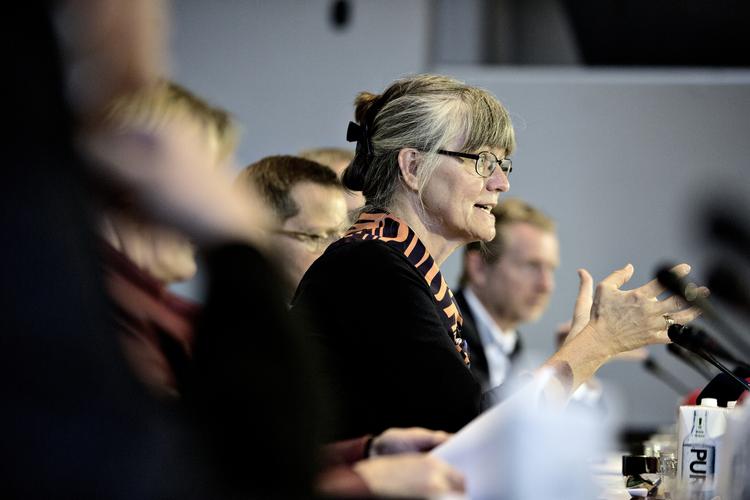 Dagpenge. Nina Smith ifærd med at præsentere den længe ventede rapport fra Dagpengekommissionen, som hun har været formand for. 