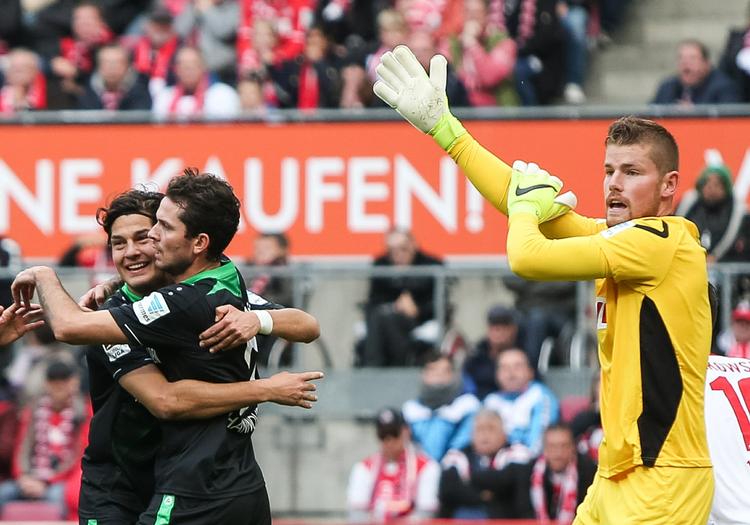 PROTEST. Ingen kan være i tvivl om, hvordan FC Köln-målmanden Timo Horn mener, Leon Andreasen scorede i søndagens Bundesligakamp. 