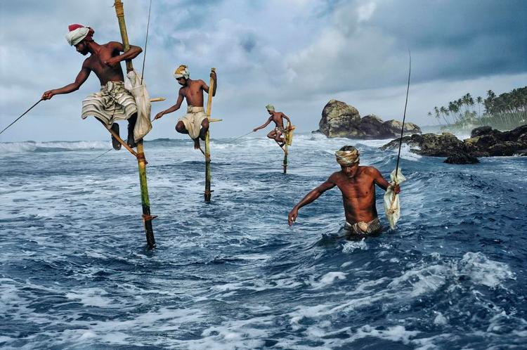 Æstetik. Fiskere i Sri Lanka sidder på pæle, så de ikke forstyrrer fiskene og dermed kan spidde dem med pinde. Billedet blev bragt i National Geographic i januar 1997. 