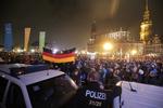 DEMONSTRATION. Pegida-fejringen startede på pladsen foran den berømte Semper Opera i Dresden, som bevægelsen - stærkt imod kulturinstitutionens vilje - har gjort til endestationen for sine såkaldte 'mandagsspadsereture' i det forløbne år. 