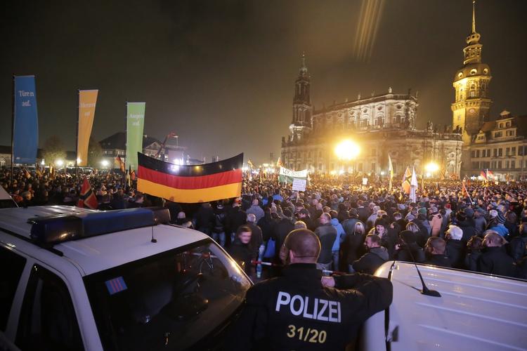 DEMONSTRATION. Pegida-fejringen startede på pladsen foran den berømte Semper Opera i Dresden, som bevægelsen - stærkt imod kulturinstitutionens vilje - har gjort til endestationen for sine såkaldte 'mandagsspadsereture' i det forløbne år. 