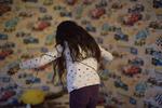 Venten.  Maya en helt almindelig 7 årig pige. Men modsat andre børn har hun det sidste år, siden hun kom fra Syrien til Danmark, været adskilt fra sine forældre, været afskåret fra at gå i skole, blevet nægtet lægehjælp og blot ventet på at få sin sag afgjort. 