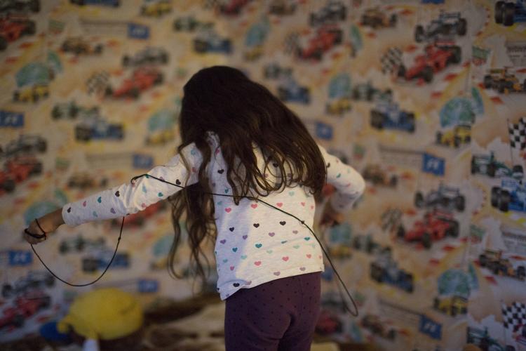 Venten.  Maya en helt almindelig 7 årig pige. Men modsat andre børn har hun det sidste år, siden hun kom fra Syrien til Danmark, været adskilt fra sine forældre, været afskåret fra at gå i skole, blevet nægtet lægehjælp og blot ventet på at få sin sag afgjort. 
