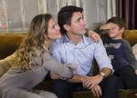 Afgørelse. En nervøs dag for Justin Trudeau. Sønnen Xavier holder sig for øjnene, mens hustruen Sophie Gregoire er klar med støttende kram. 