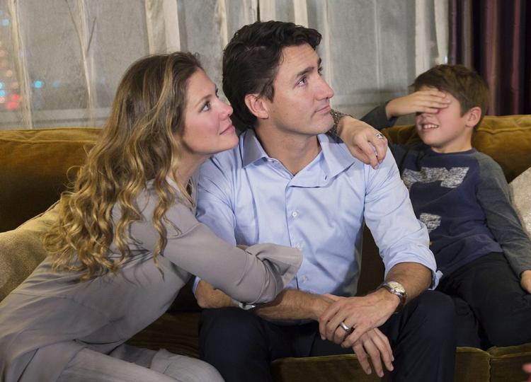 Afgørelse. En nervøs dag for Justin Trudeau. Sønnen Xavier holder sig for øjnene, mens hustruen Sophie Gregoire er klar med støttende kram. 