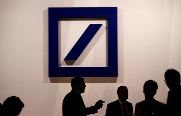 øv! Aktionærmøde i Deutsche Bank tidligere på året. Der har ikke været meget at smile ad for bankens ejere det seneste år: Foruden tastefejlen, har banken fået en kæmpe bøde for fusk med renten. 