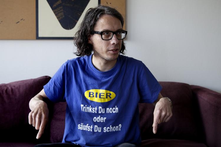 Bombebælte. I weekenden var Dan Park i Silkeborg og hængte blandt andet plakater i op på elskabe. 'Terrorist Welcome' står der på dem, en af dem afbilder et barn med et bombebælte. 