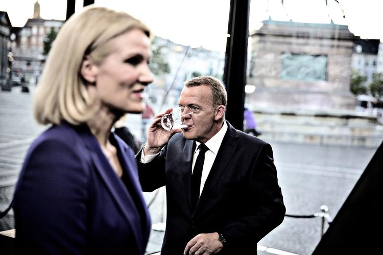 Reform. Lars Løkke Rasmussen (V) og Helle Thorning-Schmidt (S) før en tv-duel i valgkampen, hvor de aftalte ikke at skære på dagpengene. 