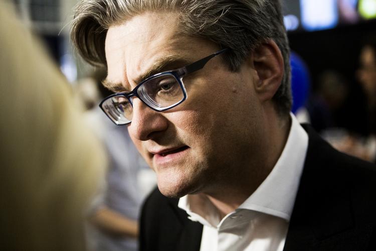 Kommission Søren Pind beskyldes for at lægge sag om Tibet-demonstranter i syltekrukke, når kommission får to år til arbejdet. 