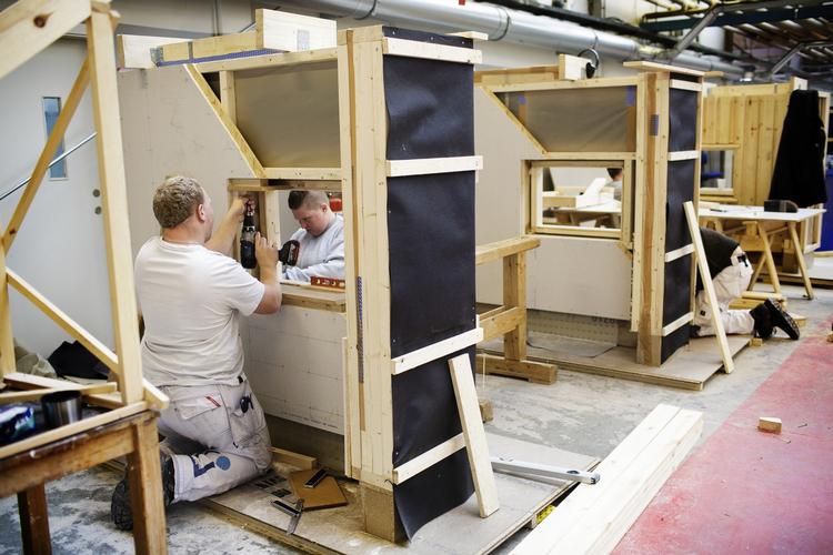 Håndværk. Julie Sonn og Nicolaj Ørsted (tv.) uddanner sig til tømrer på Erhvervsskolen Nordsjælland. De håber, at regeringens sparekniv ikke går ud over deres uddannelse. 