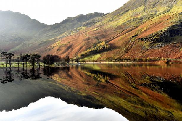 England. Efterårets toner har lagt sig som et lunt tæppe over bakkerne i Cumbria i det nordvestlige England. 