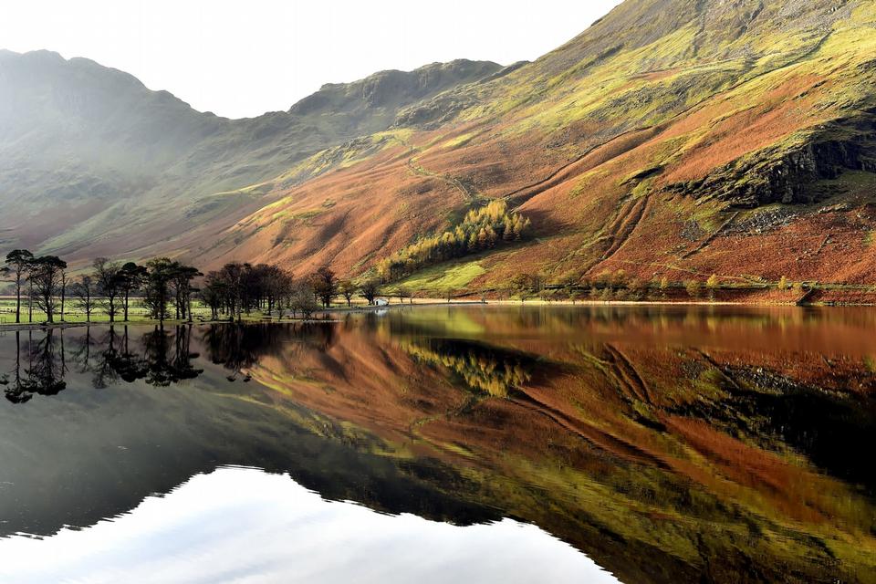 England. Efterårets toner har lagt sig som et lunt tæppe over bakkerne i Cumbria i det nordvestlige England. 