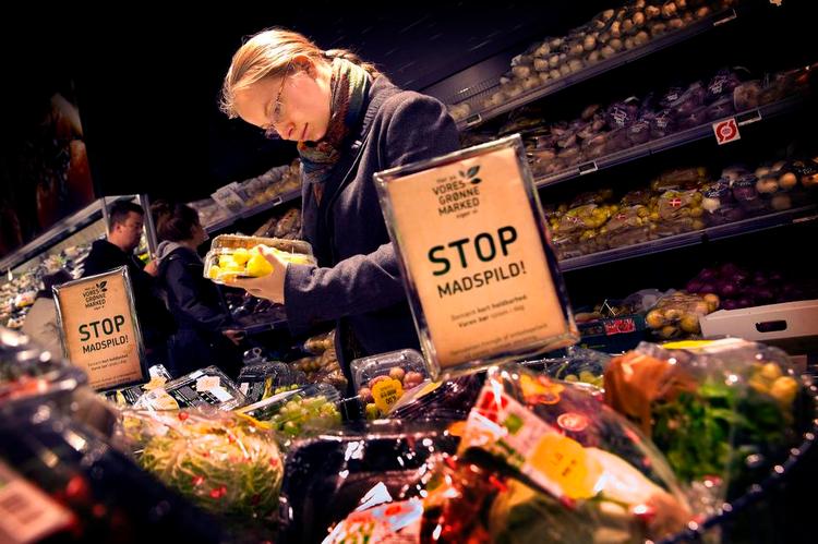 Madspild. Andrea Plovgaard Frederiksen køber datovarer i Føtex på Vesterbrogade i København, både fordi hun sparer penge, og så fordi det hjælper med at forhindre madspild. 