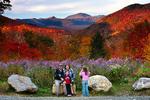 USA. Mount Washington er baggrundstæppe på efterårsbilledet her i Crawford Notch State Park i New Hampshire. Billedet er nogle år gammelt og taget i begyndelsen af oktober måned. 