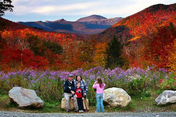USA. Mount Washington er baggrundstæppe på efterårsbilledet her i Crawford Notch State Park i New Hampshire. Billedet er nogle år gammelt og taget i begyndelsen af oktober måned. 