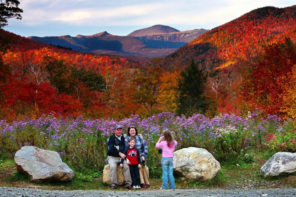 USA. Mount Washington er baggrundstæppe på efterårsbilledet her i Crawford Notch State Park i New Hampshire. Billedet er nogle år gammelt og taget i begyndelsen af oktober måned. 