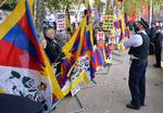 Protest. En mindre, men meget larmende gruppe aktivister, der var for Tibet og imod undertrykkelse af menneskerettighederne, vinkede med flag og bannere på den første dag af Xis statsbesøg i Storbritannien. 