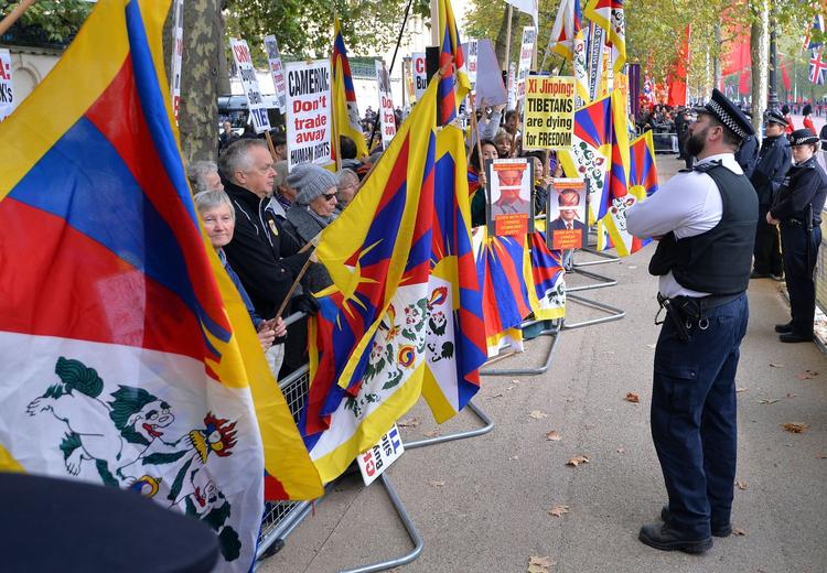 Protest. En mindre, men meget larmende gruppe aktivister, der var for Tibet og imod undertrykkelse af menneskerettighederne, vinkede med flag og bannere på den første dag af Xis statsbesøg i Storbritannien. 