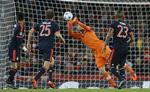 Skud. Bayern tester Arsenal-målmand Peter Cech, der får pareret. 