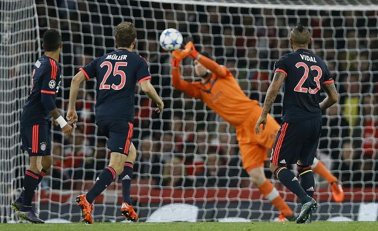 Skud. Bayern tester Arsenal-målmand Peter Cech, der får pareret. 