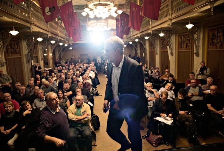 UTILFREDSHED. 230 fagforeningsfolk diskuterede Dagpengekommissionens rapport. Og frustrationen var tydelig. Som en sagde: »Det er utroligt, at man kan sidde i en kommission og filosofere sig frem til, at hvis man fjerner dagpengene, får man et job«. Her ses FOA-formand Dennis Kristensen på vej på talerstolen. Foto: Joachim Adrian 