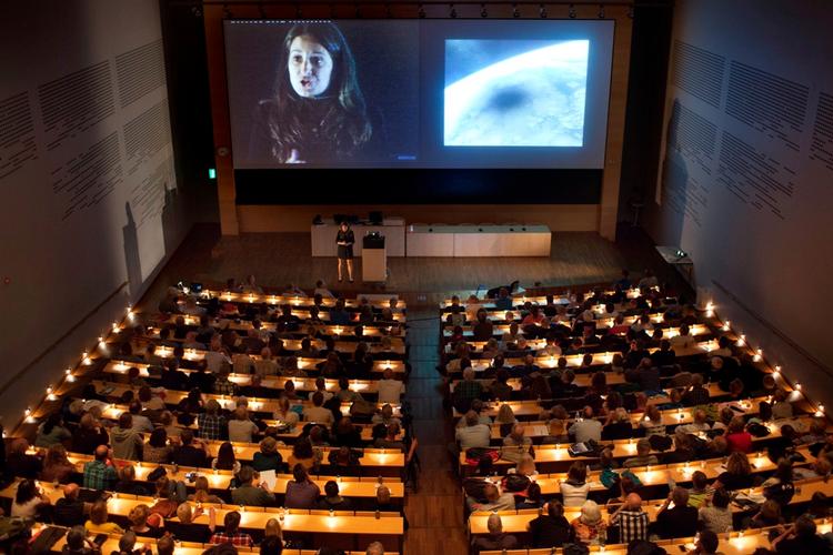 Folkeoplysning. »Det er en håndsrækning til demokratiet: Alle danskere skal have mulighed for at vide, hvad der forskes i på universiteterne«, siger chefkonsulent ved dekanatet i Aarhus. Billedet er fra de offentlige foredrag i naturvidenskab på universitetet, som i forvejen er utroligt populære. 