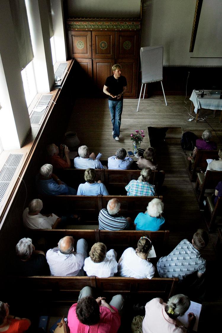 Grønthøster. Højskolernes statstilskud bliver sat ned med 2 pct. om året de næste 4 år. Det truer flere skoler på livet, lyder det fra forstander. Her fra et tidligere foredrag på Vallekilde Højskole. 