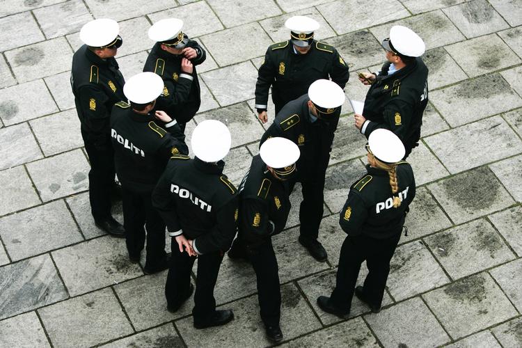 Betjente. Flere partier vil have ekstra betjente, og derfor overvejer regeringen at skære politiuddannelsen ned fra tre til to år. 