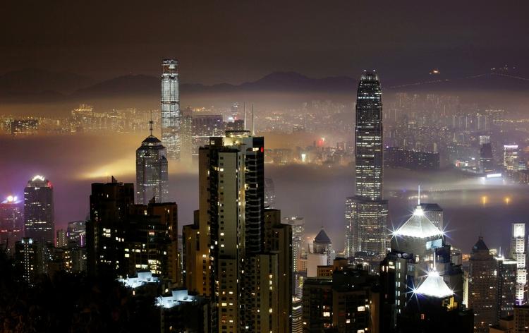 Indkøbstur. Flere kinesiske rejsebureauer tilbyder meget billige rejser til Hong Kong, men med turen følger krav om massiv shopping i butikker, som bureauerne har aftaler med. 