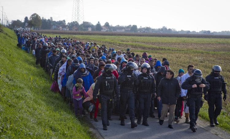 ESKORTE. Slovenske betjente ledsager migranter, der er kommet ind i landet fra Kroatien. 