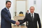 Håndtryk. For Putin kunne Assads besøg bruges til at vise, at det er Rusland, der har fat i den lange ende i Syriens konflikt. 