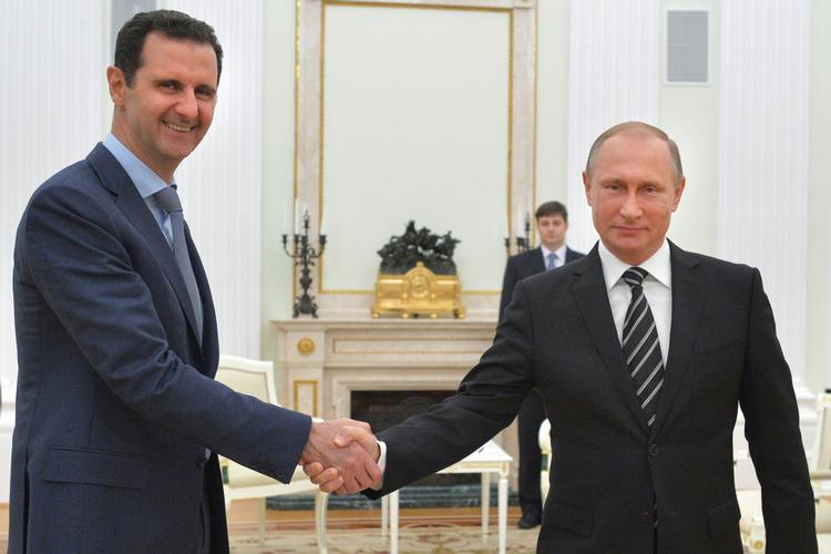 Håndtryk. For Putin kunne Assads besøg bruges til at vise, at det er Rusland, der har fat i den lange ende i Syriens konflikt. 