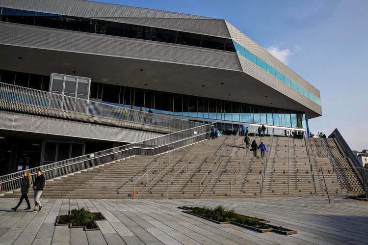 Multihus. Aarhus har fået et nyt samlingspunkt i Dokk1, der både er bibliotek, borgerservice og koncertsal mm. I kælderen er der moderne p-hus og når den er færdig, får letbanen stop lige ved Dokk1. 