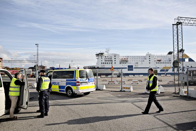 HAVNEKONTROL. I øjeblikket observerer betjentene i havnen i Trelleborg blot, når færgerne lægger til. Genindføres grænsekontrollen bliver deres indsats en helt anden. 
