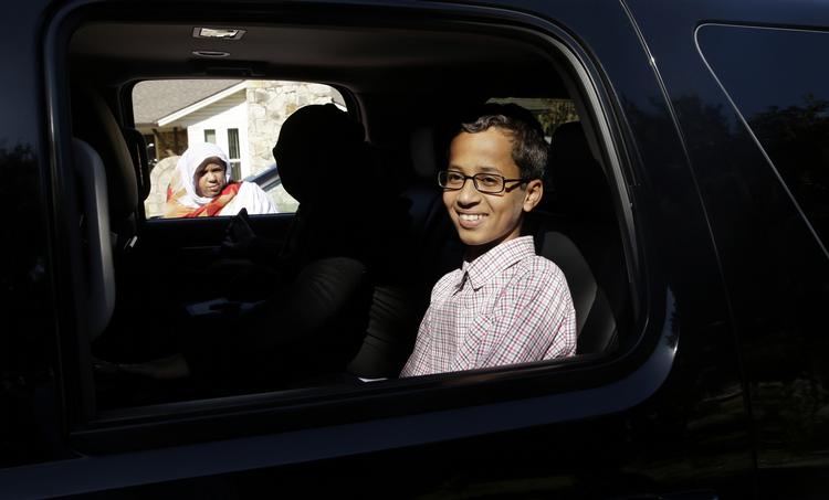 opfinder. Ahmed Mohamed, der blev kendt i hele verden for at tage et hjemmelavet ur med i skole, har fået flere generøse tilbud. Han har valgt en uddannelse for innovative unge. 