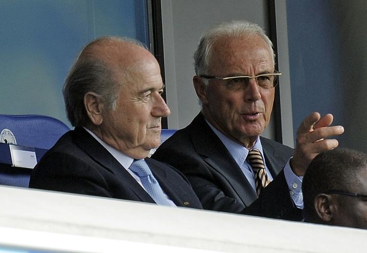 UNDERSØGT. Mens Sepp Blatter (tv.) fortsat undersøges, er sagen mod Franz Beckenbauer (th.) sendt til afgørelse. 
